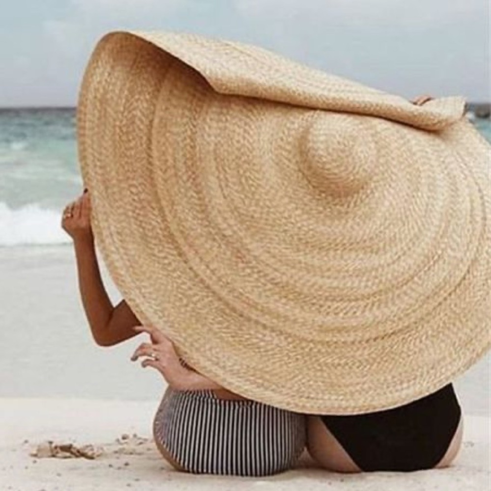 Large brim hat